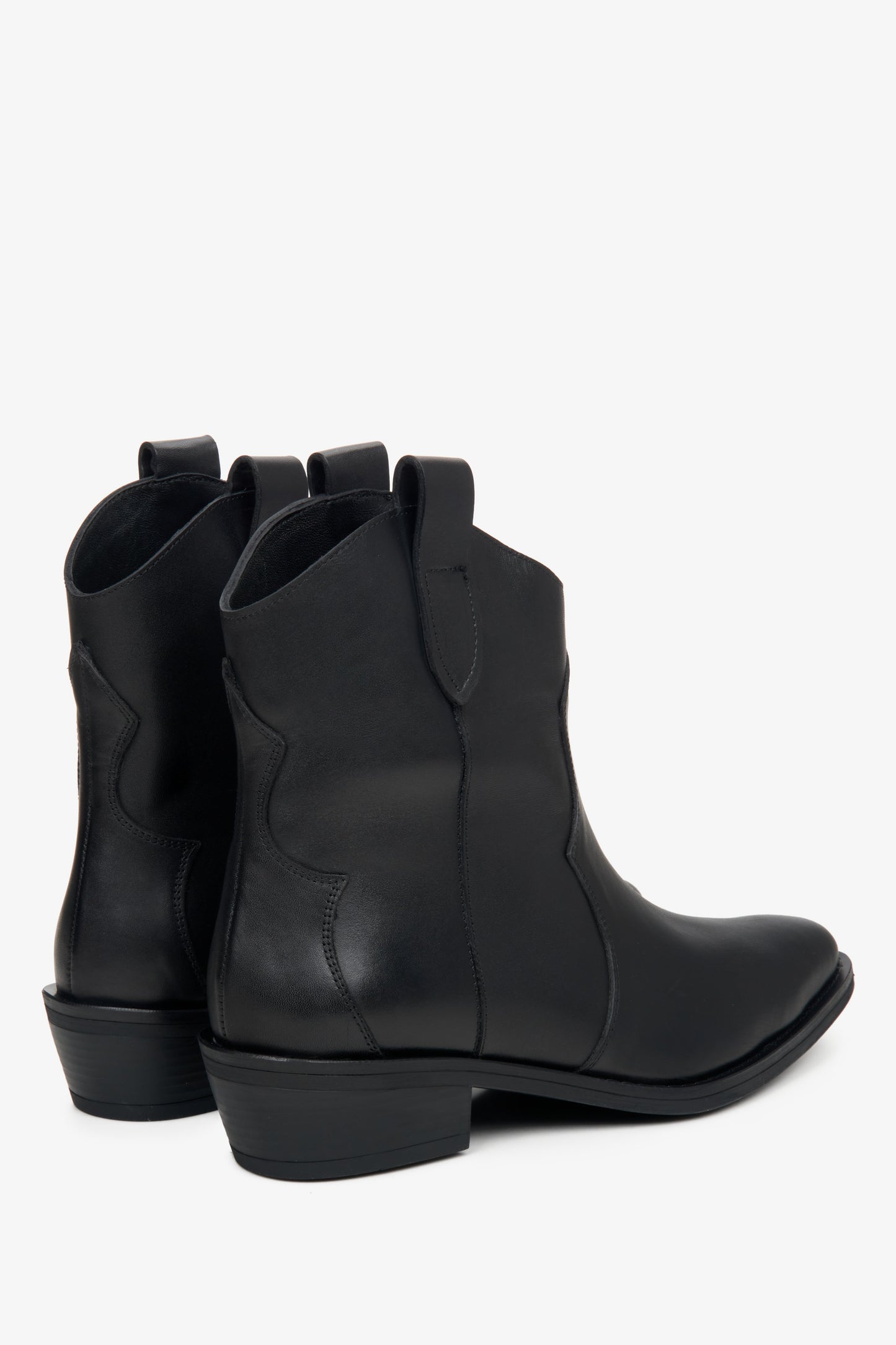 Skórzane kowbojki damskie w szpic w kolorze czarnym marki Estro - zbliżenie na linię boczną i zapiętek.