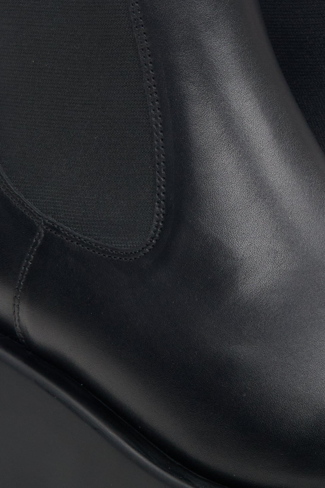 Skórzane botki damskie na platfomie, czarne - zbliżenie na detal.