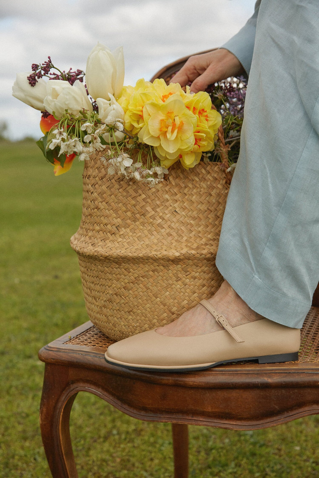 Beżowe skórzane baleriny damskie ze sprzączką Estro ER00114682