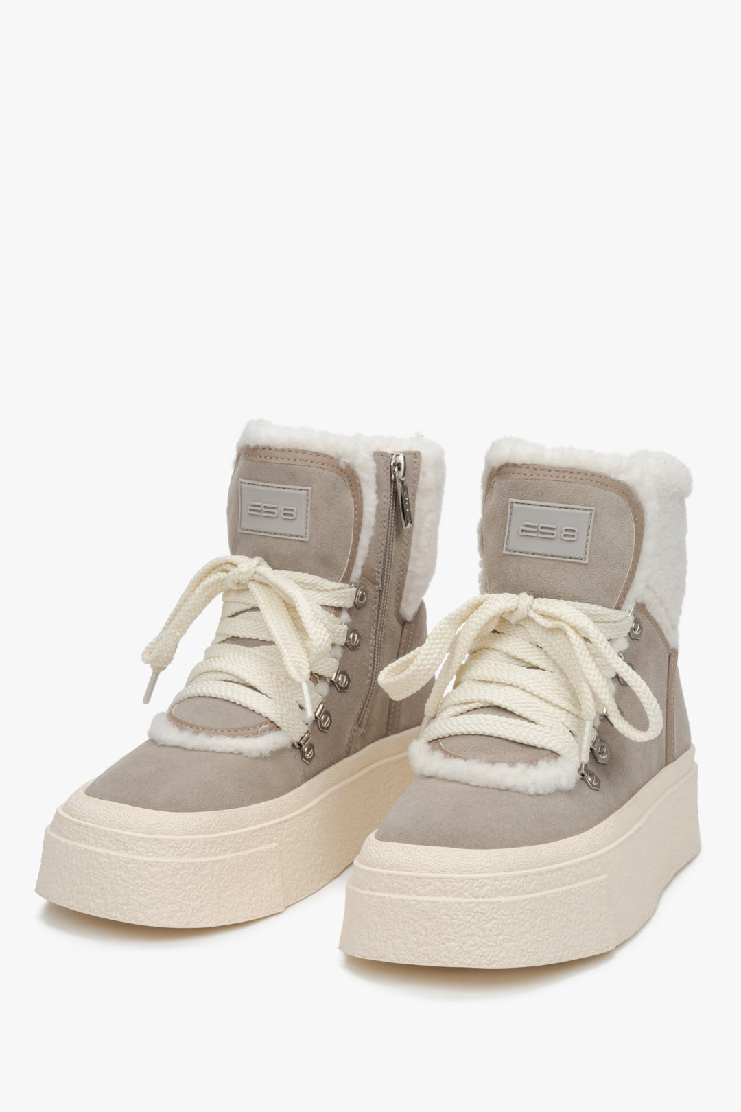 Botki damskie zimowe z szarego weluru naturalnego ze sznurowaniem z futrem naturalnym ES8 - przednia linia buta.