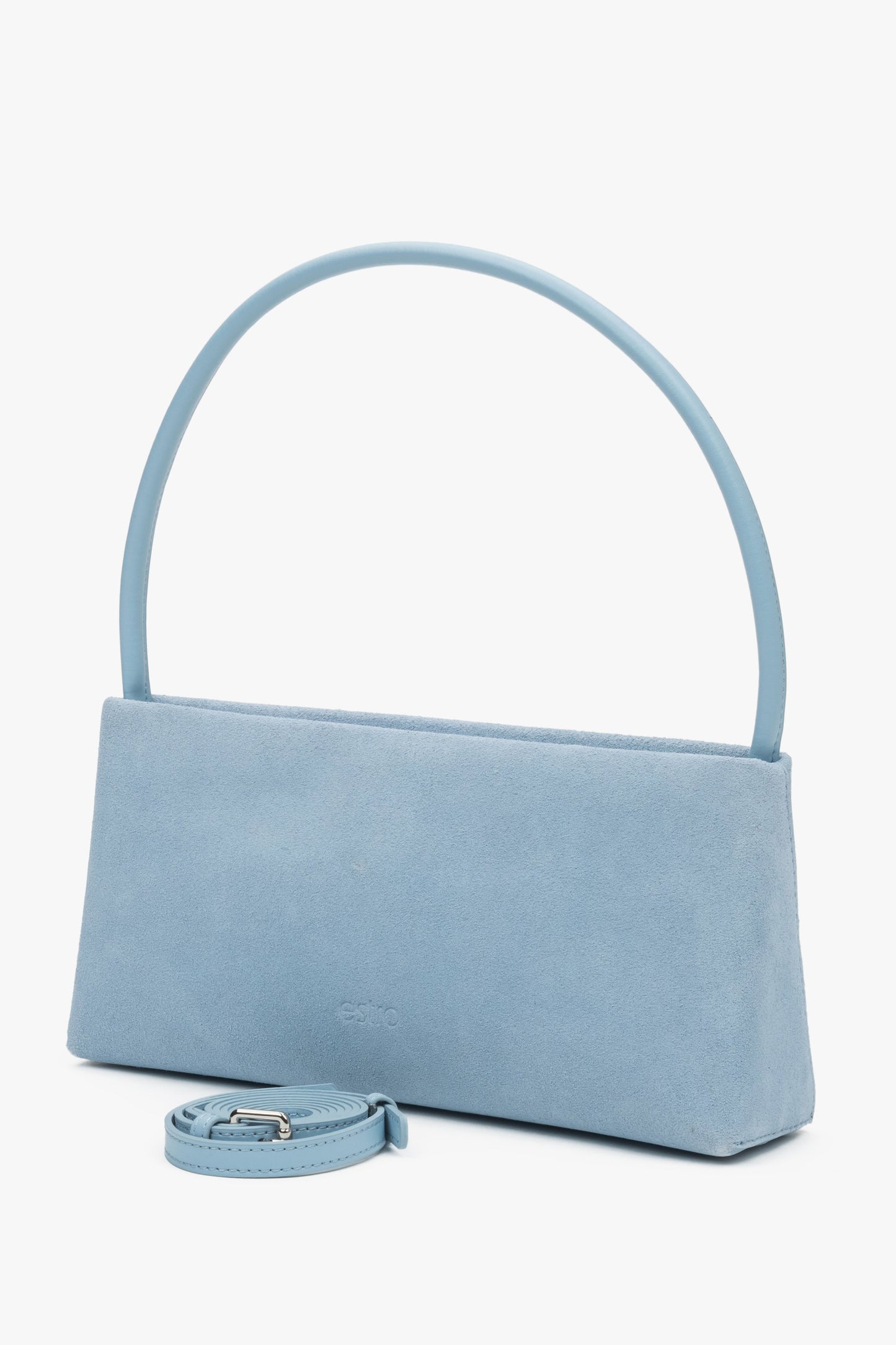 Niebieska torebka Estro z naturalnego weluru, przeznaczona do noszenia na ramieniu.