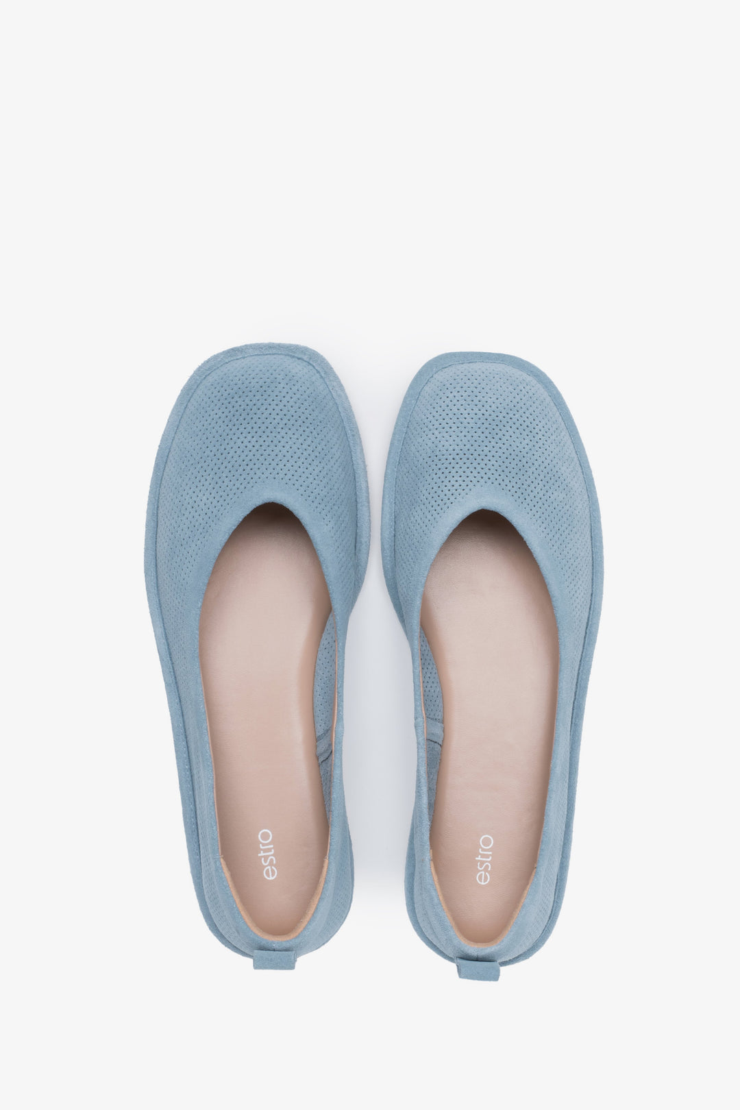 Miękkie baleriny damskie z perforowanego weluru naturalnego w odcieniu niebieskim od Estro - prezentacja z góry.