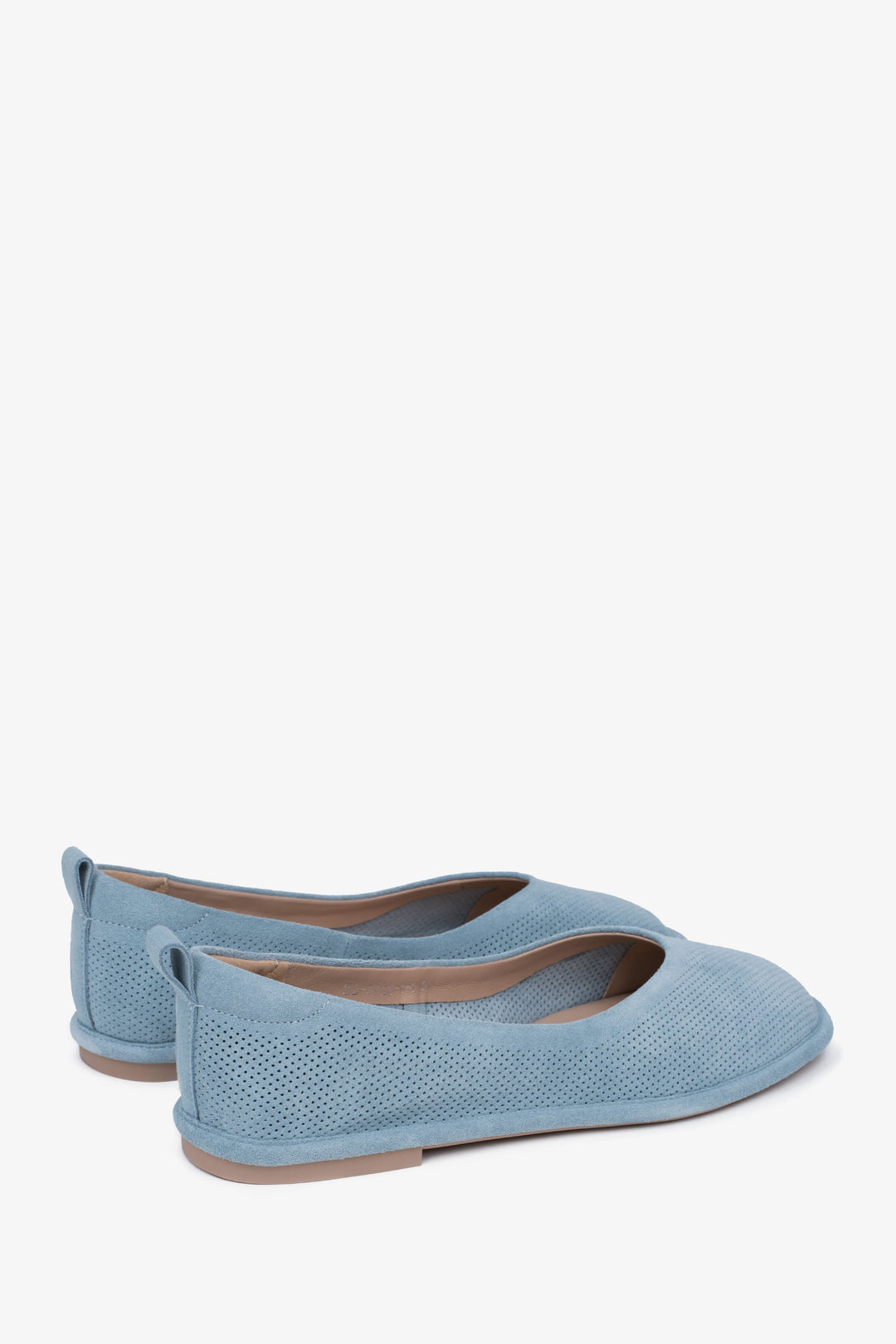 Niebieskie baleriny damskie z perforowanego, miękkiego weluru naturalnego Estro - zbliżenie na zapiętek.