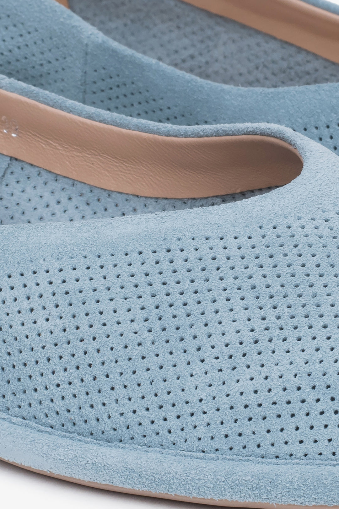 Niebieskie welurowe baleriny damskie Estro - zbliżenie na detale.