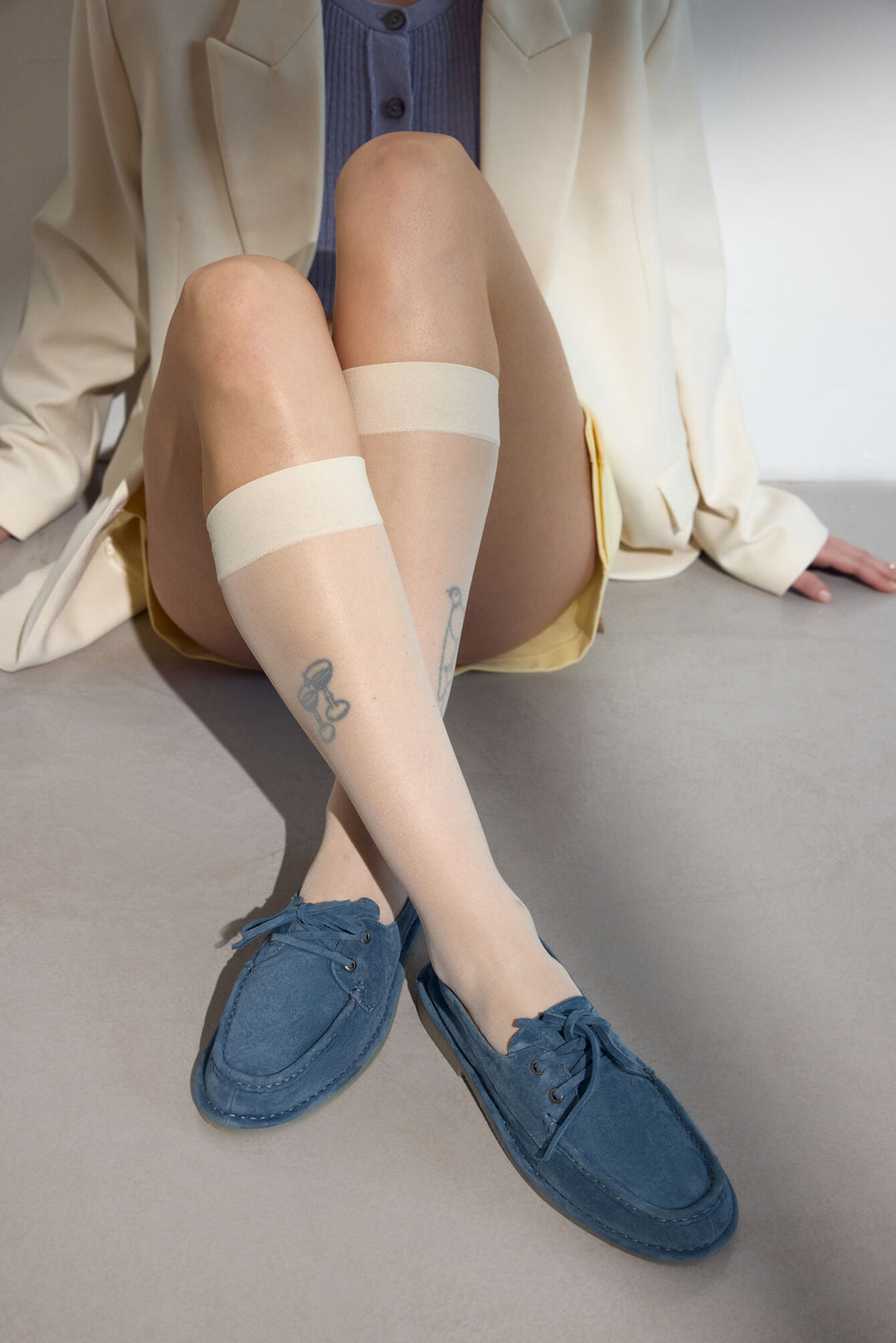 Niebieskie sznurowane loafersy damskie z weluru w stylu żeglarskim Estro ER00117143.