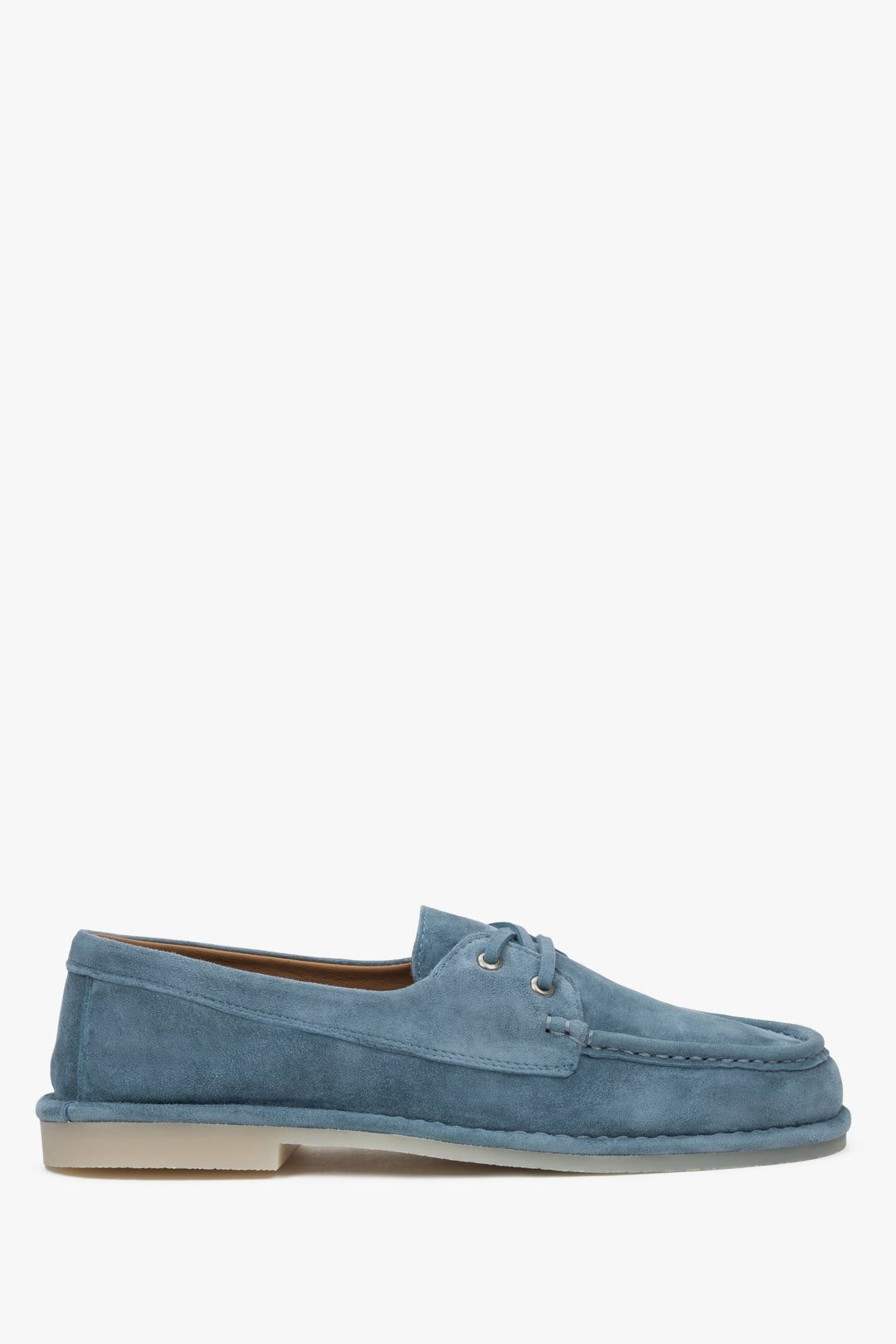 Stylowe niebieskie loafersy damskie Estro, uszyte z przyjemnego weluru i sznurowane w charakterystycznym żeglarskim stylu.