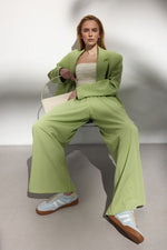 Niebieskie trampki damskie z weluru naturalnego i przewiewnej siateczki ES8 - model w pełnej stylizacji.