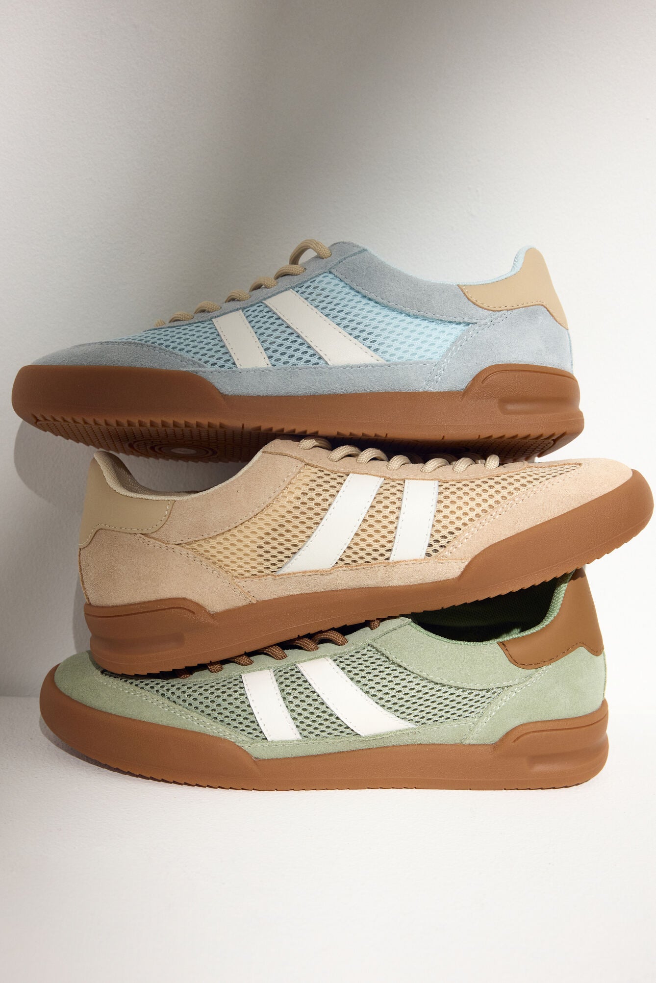 Trampki damskie z weluru naturalnego i przewiewnej siateczki - porównanie odcieni.