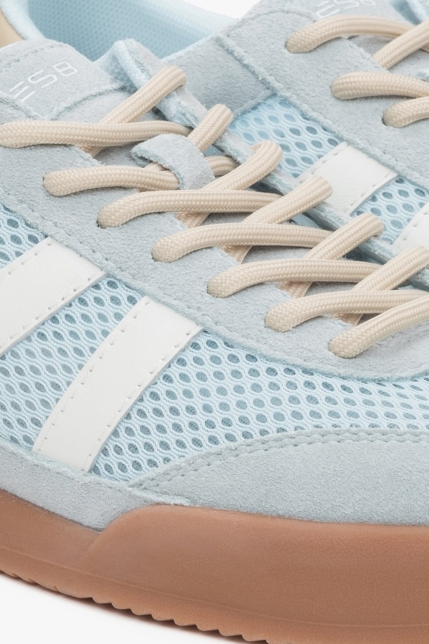 Damskie trampki z siateczki i weluru w kolorze niebieskim - zbliżenie na detale.