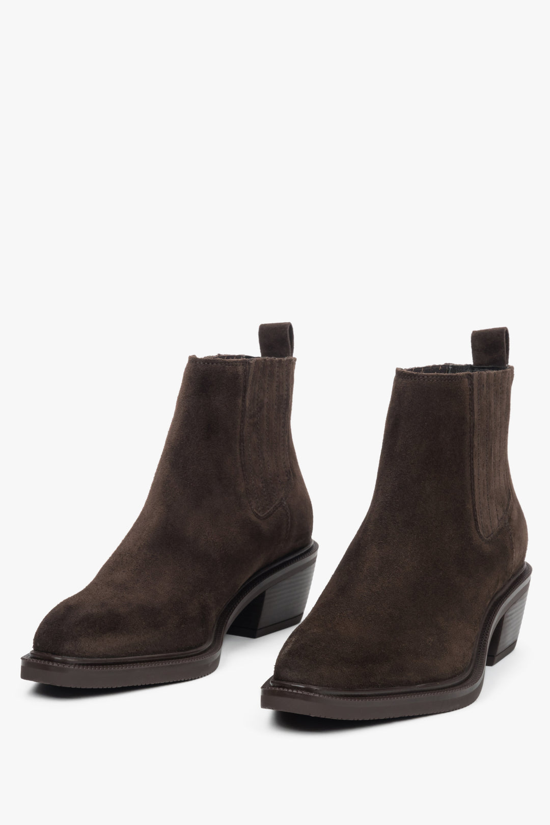 Ciemnobrązowe botki kowbojki ze skośnym obcasem i noskiem w szpic, wykonane z miękkiego weluru.