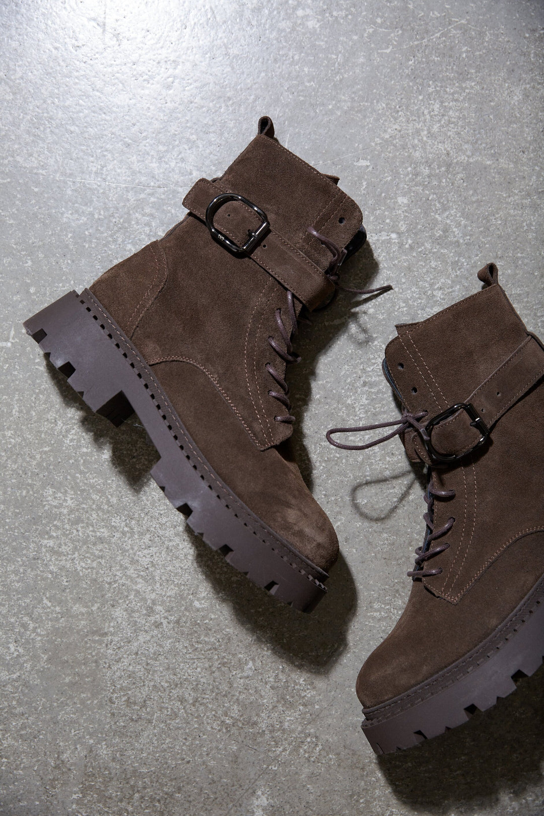 Ciemnobrązowe botki damskie na zimę z weluru naturalnego z ozdobnym pasem Estro ER00113910