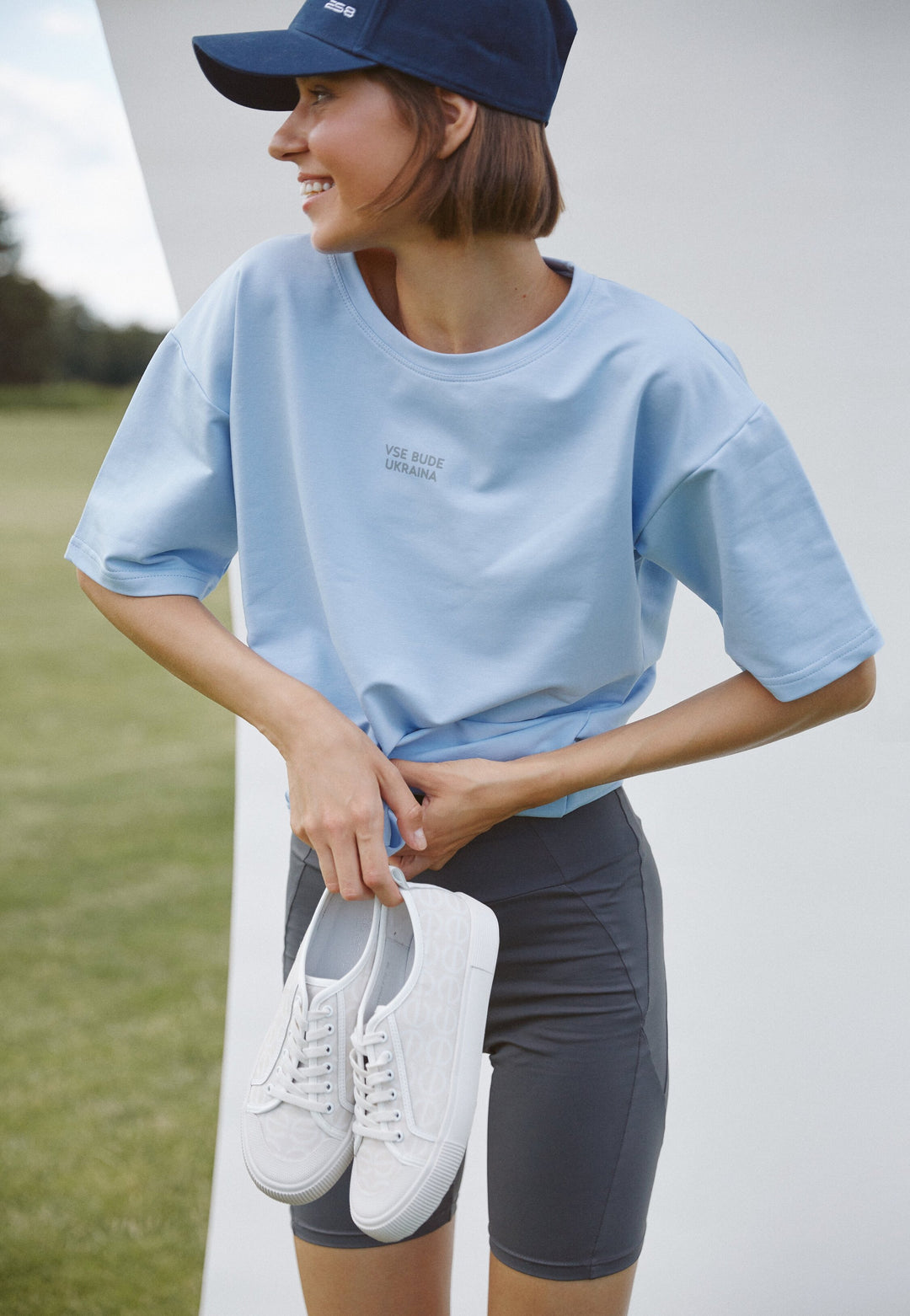 Niskie trampki damskie z biało-beżowym nadrukiem Estro ER00113210