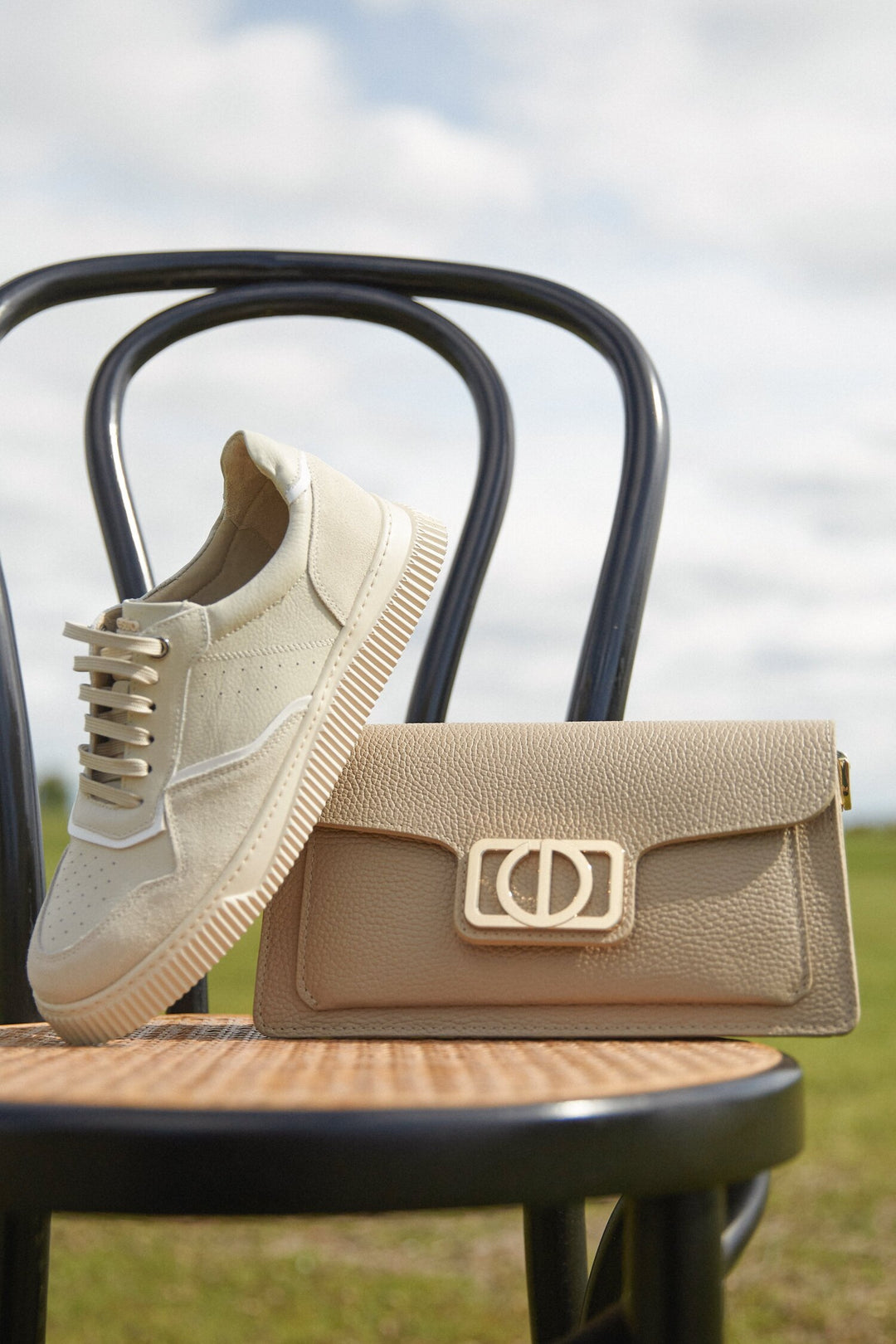 Beżowo-mleczne trampki damskie z włoskiego weluru naturalnego Estro ER00114765