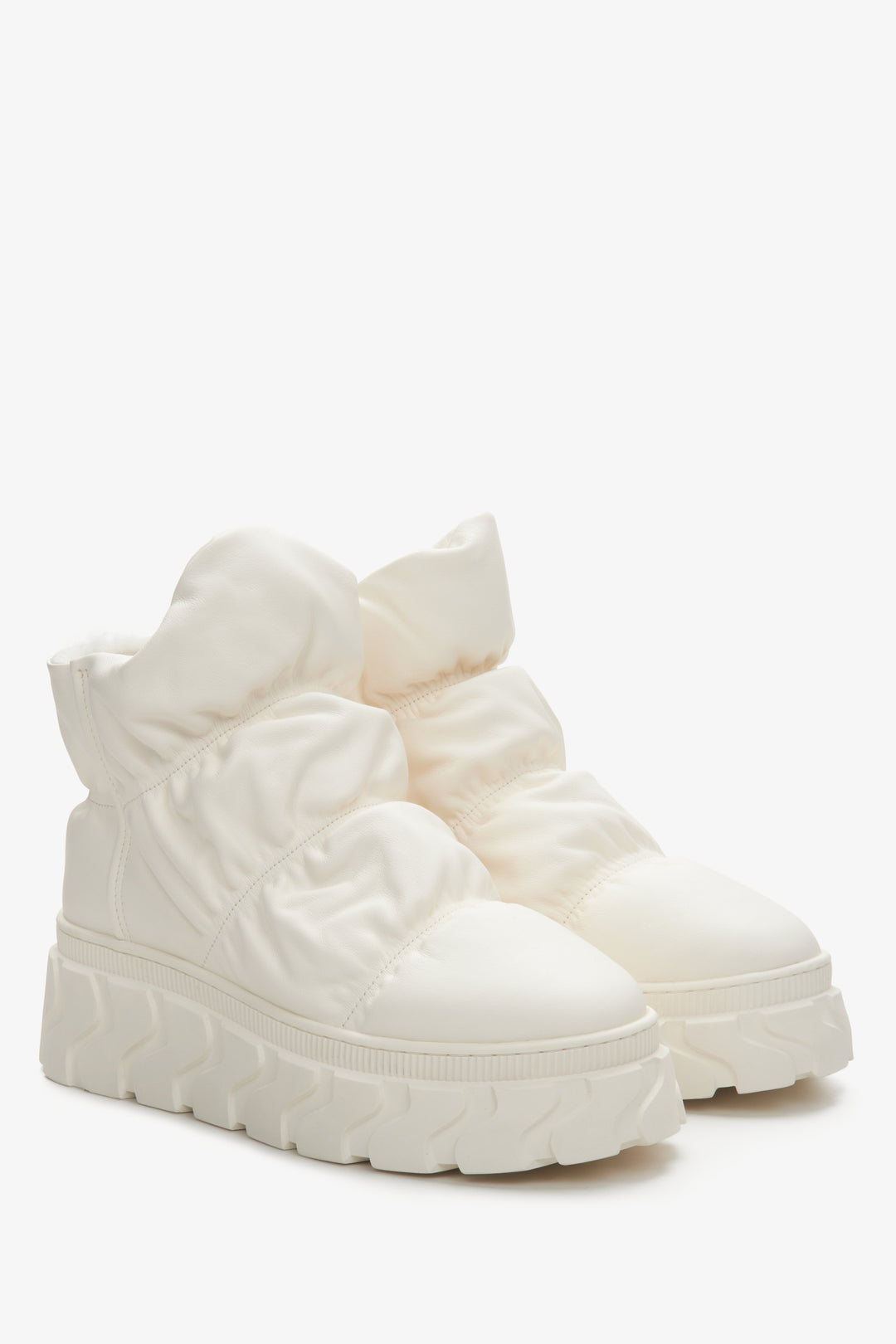 Skórzane śniegowce damskie w kolorze jasnobeżowym z puchowym wsadem Estro.