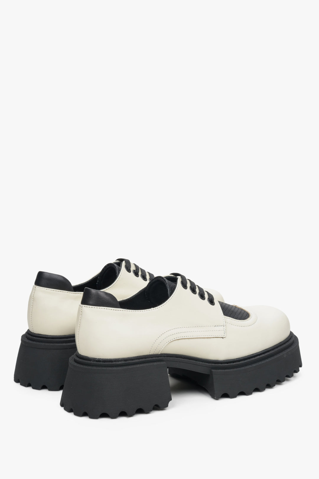 Półbuty damskie sznurowane w kolorze beżowo-czarnym ze skóry naturalnej Estro - zbliżenie na linię boczną i zapiętek.