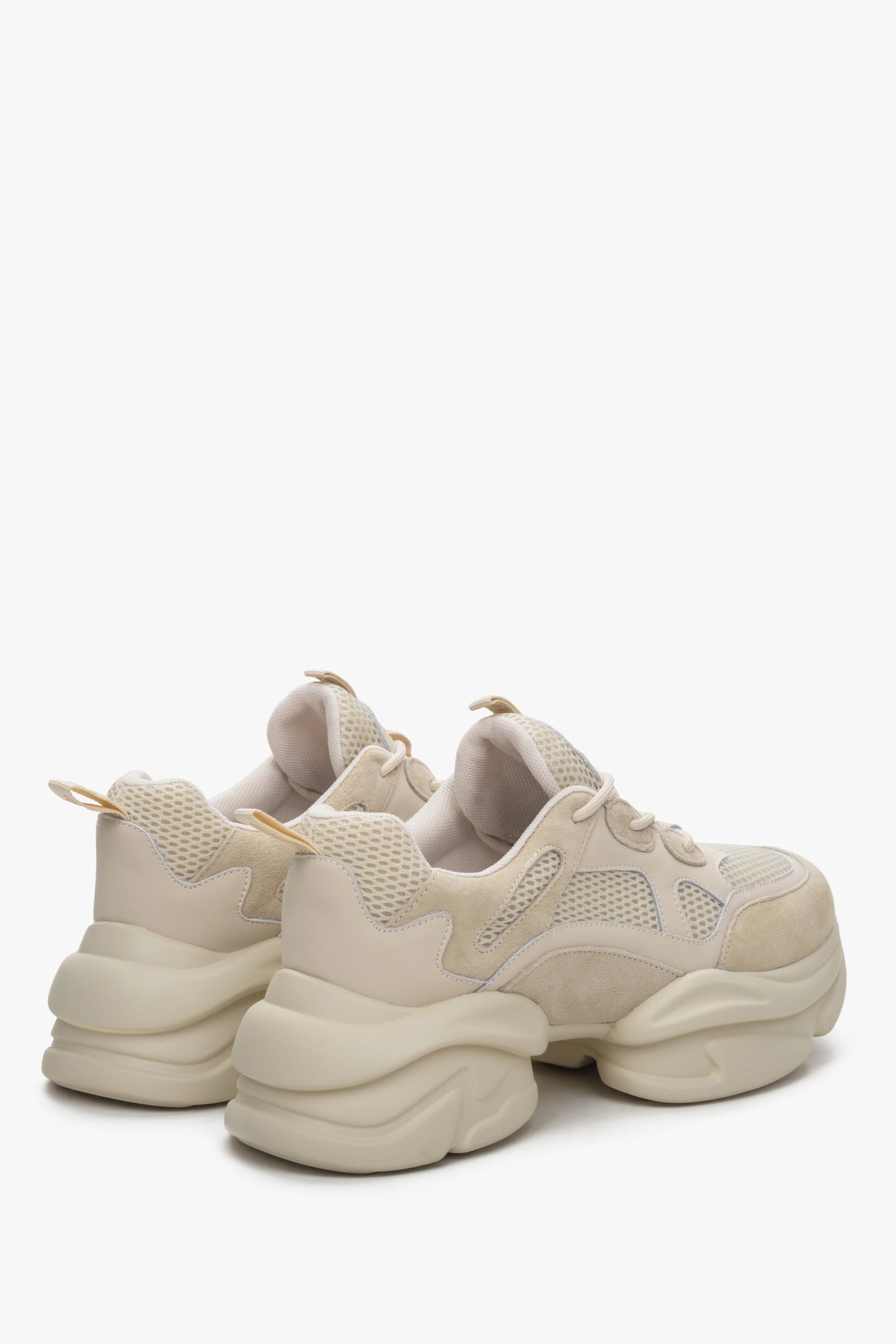 Beżowe welurowe sneakersy damskie na grubej podeszwie Estro - zbliżenie na tył modelu.