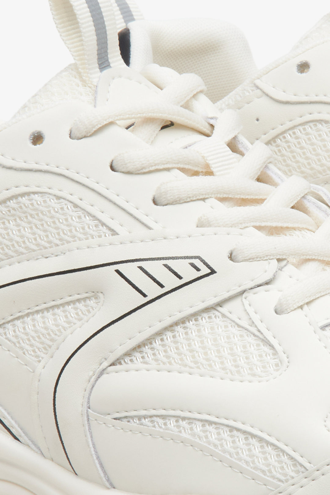 Sportowe sneakersy damskie w kolorze jasnobeżowym ES8 - zbliżenie na detale.