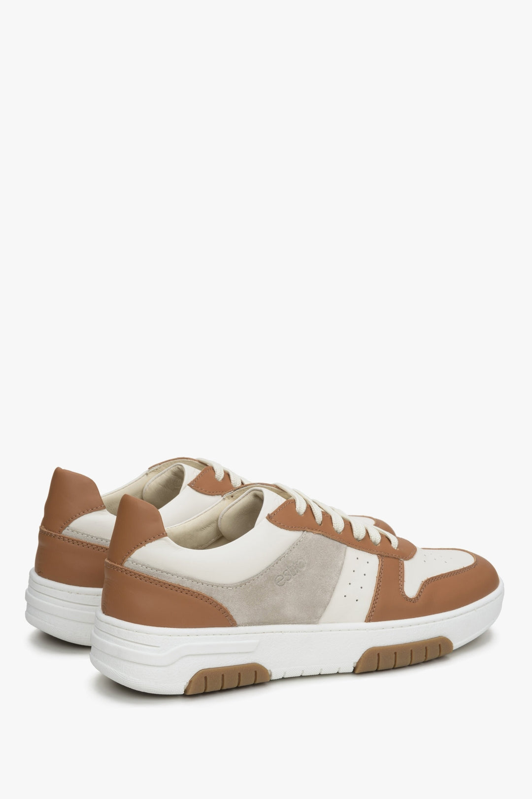 Damskie brązowo-białe sneakersy Estro - zbliżenie na zapiętek i linię boczną buta.