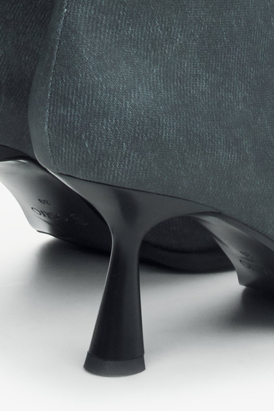 Kozaki damskie na szpilce szare - zbliżenie na obcas.