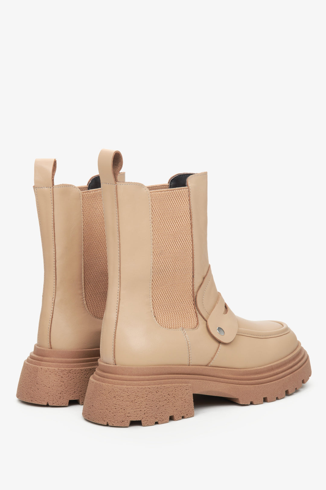 Skórzane sztyblety damskie w kolorze beżowym z ornamentem Estro - zbliżenie na zapiętek i linię boczną.