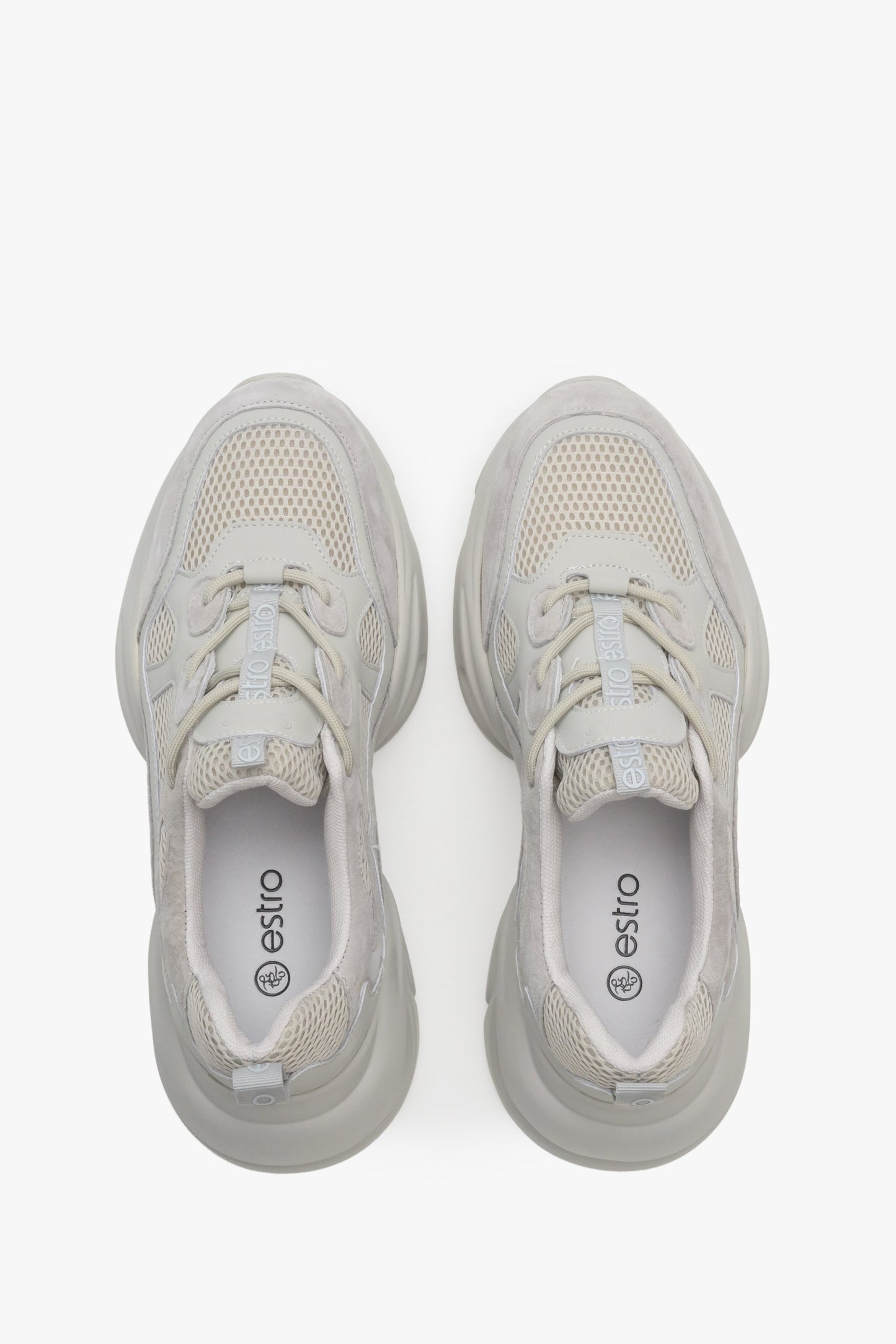 Welurowe szare sneakersy damskie z siateczką Estro - prezentacja modelu z góry.
