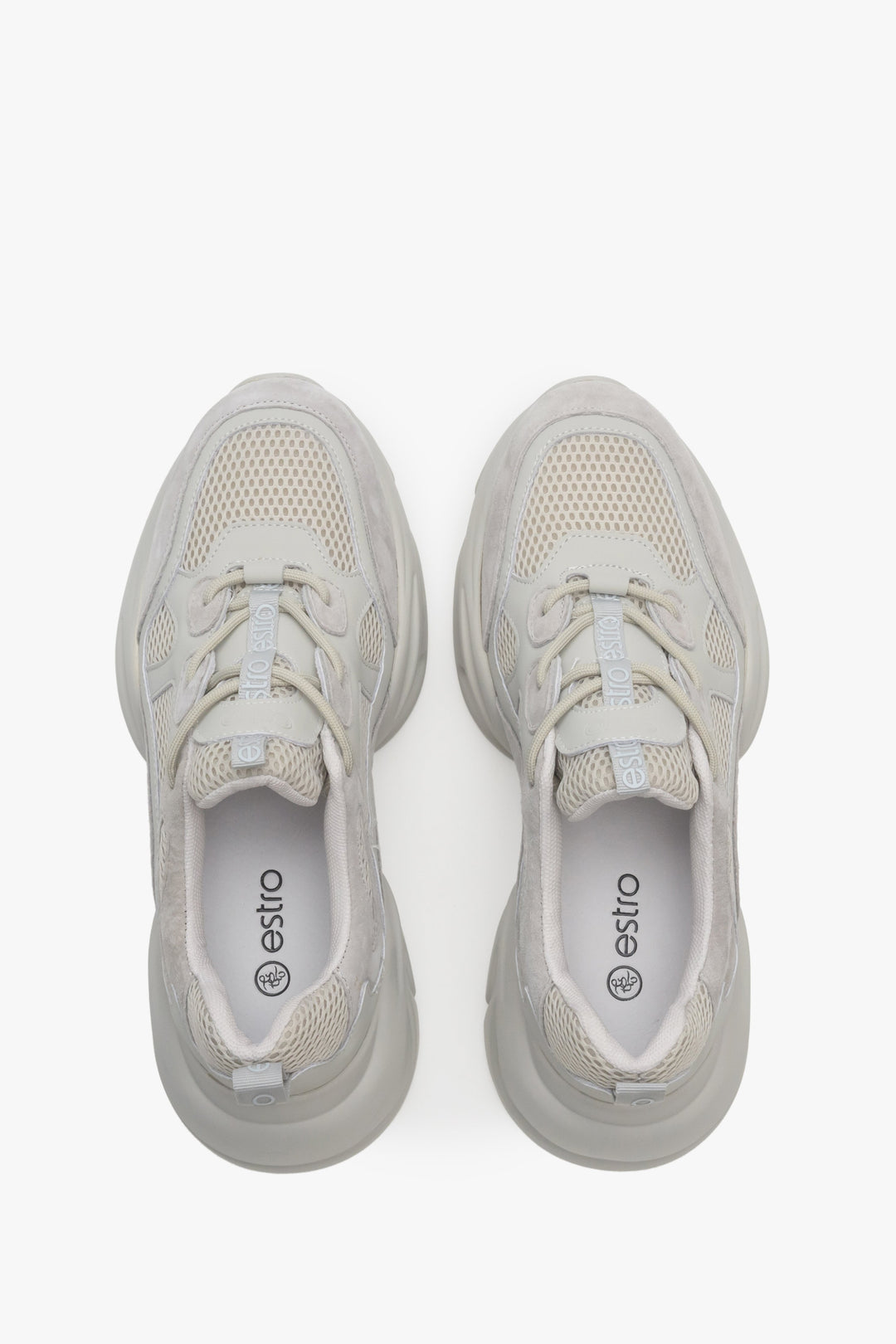 Welurowe szare sneakersy damskie z siateczką Estro - prezentacja modelu z góry.