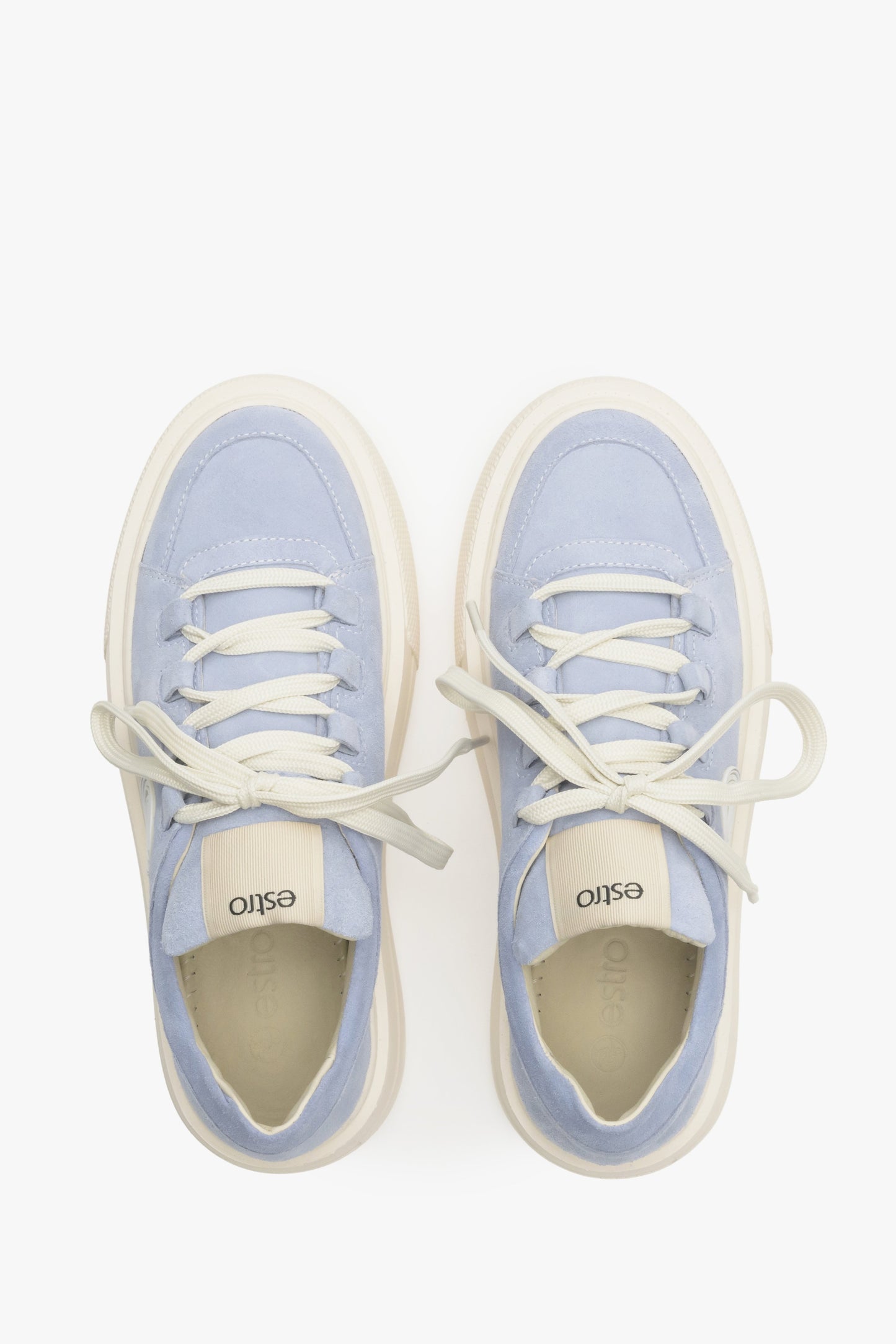 Niebieskie trampki na grubej podeszwie Estro z weluru naturalnego - prezentacja modelu z góry.