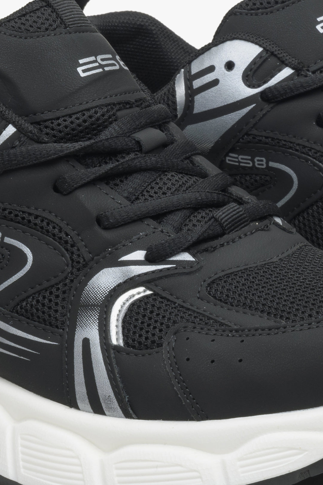 Czarne sneakersy damskie ze srebrnymi detalami ES 8 - zbliżenie na linię szwów.
