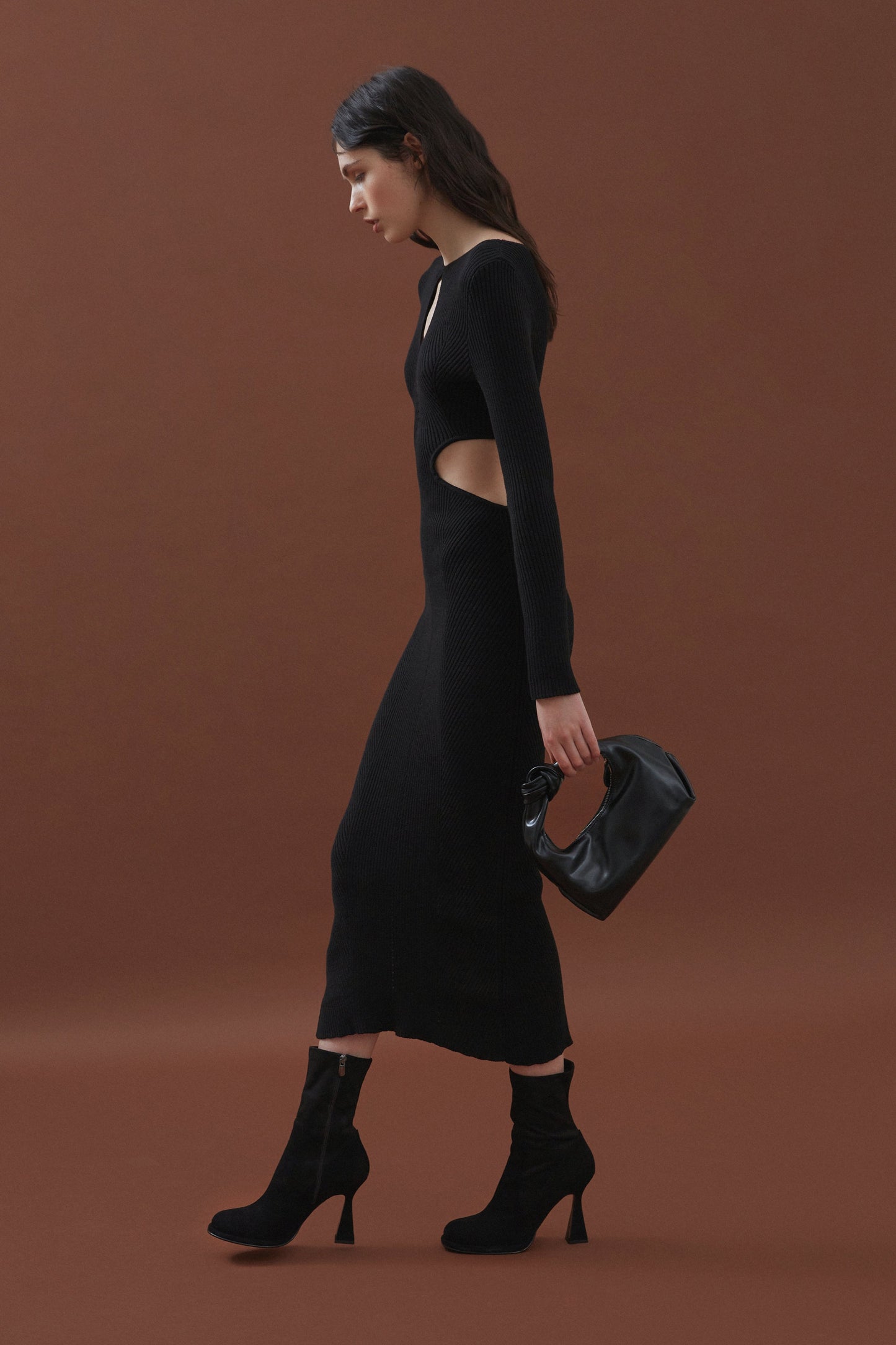 Wieczorowa torebka damska z plecioną rączką Estro - prezentacja w pełnej stylizacji.