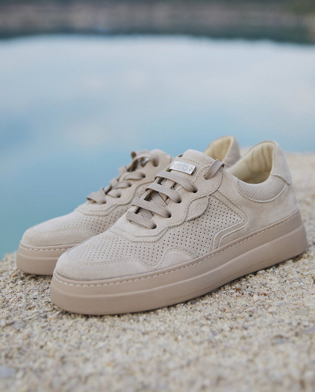 Szarobeżowe trampki damskie z zamszu naturalnego na lato Estro ER00112918