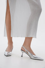 Srebrne czółenka damskie typu slingback ze skóry naturalnej Estro X MustHave  - zbliżenie na profil buta na modelce.