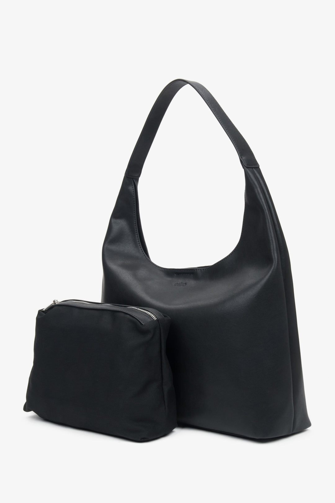 Praktyczna czarna shopperka damska marki Estro, uszyta ze skóry naturalnej, idealna do noszenia na co dzień.