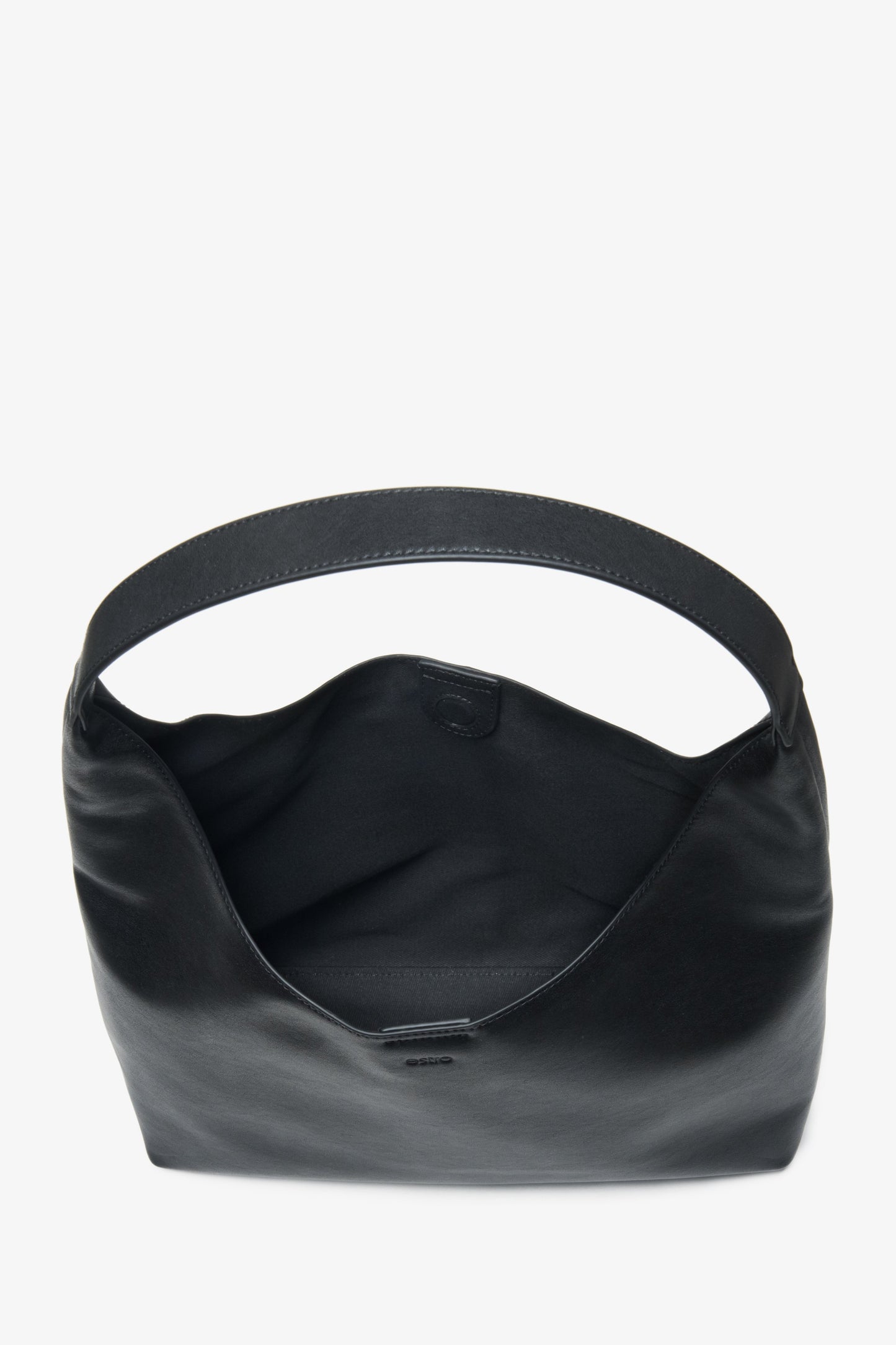 Elegancka czarna shopperka damska Estro ze skóry naturalnej - doskonały wybór dla kobiet ceniących funkcjonalność i styl, wnętrze modelu.