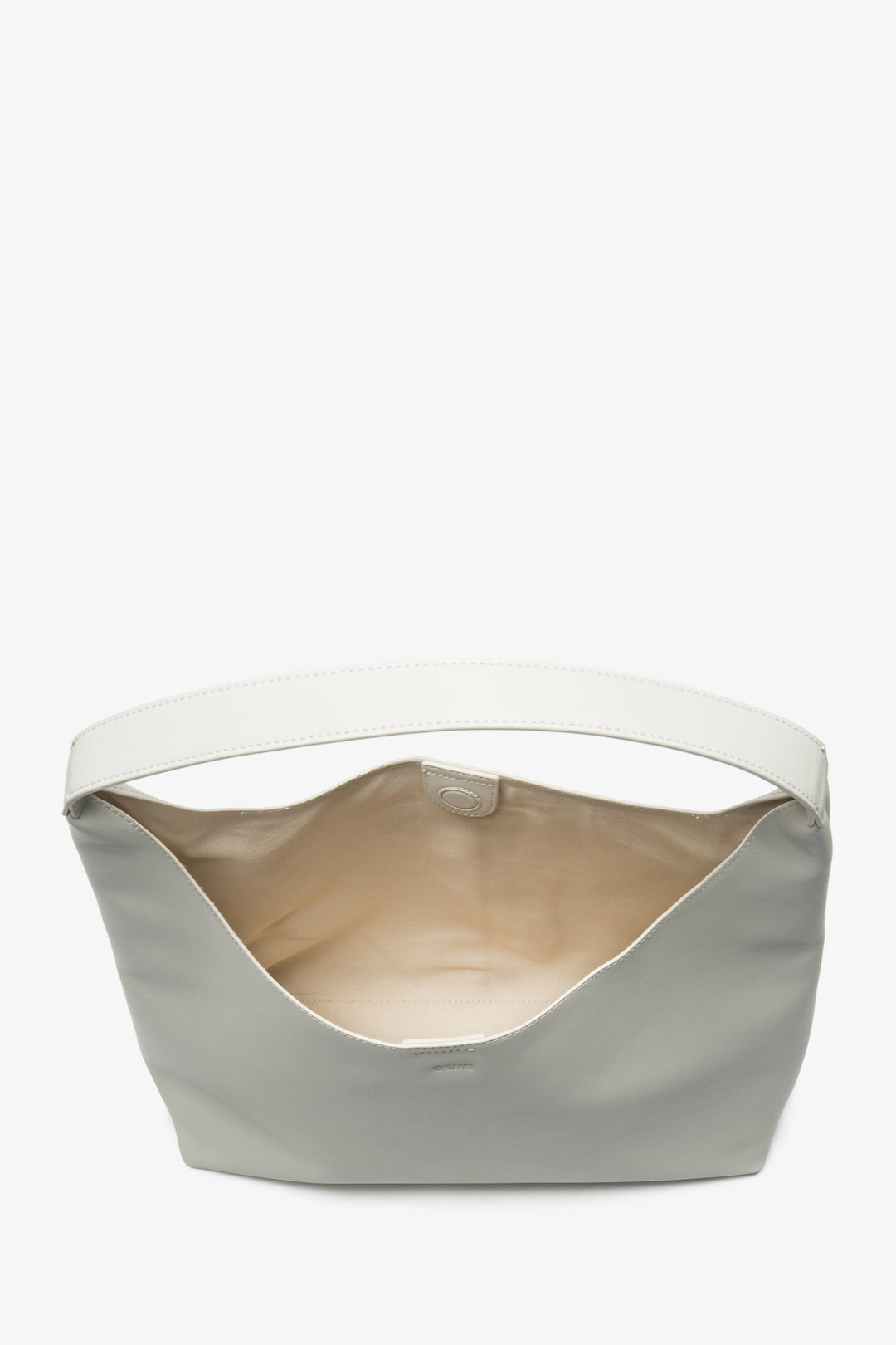 Elegancka jasnobeżowa shopperka damska Estro ze skóry naturalnej - doskonały wybór dla kobiet ceniących funkcjonalność i subtelny styl.