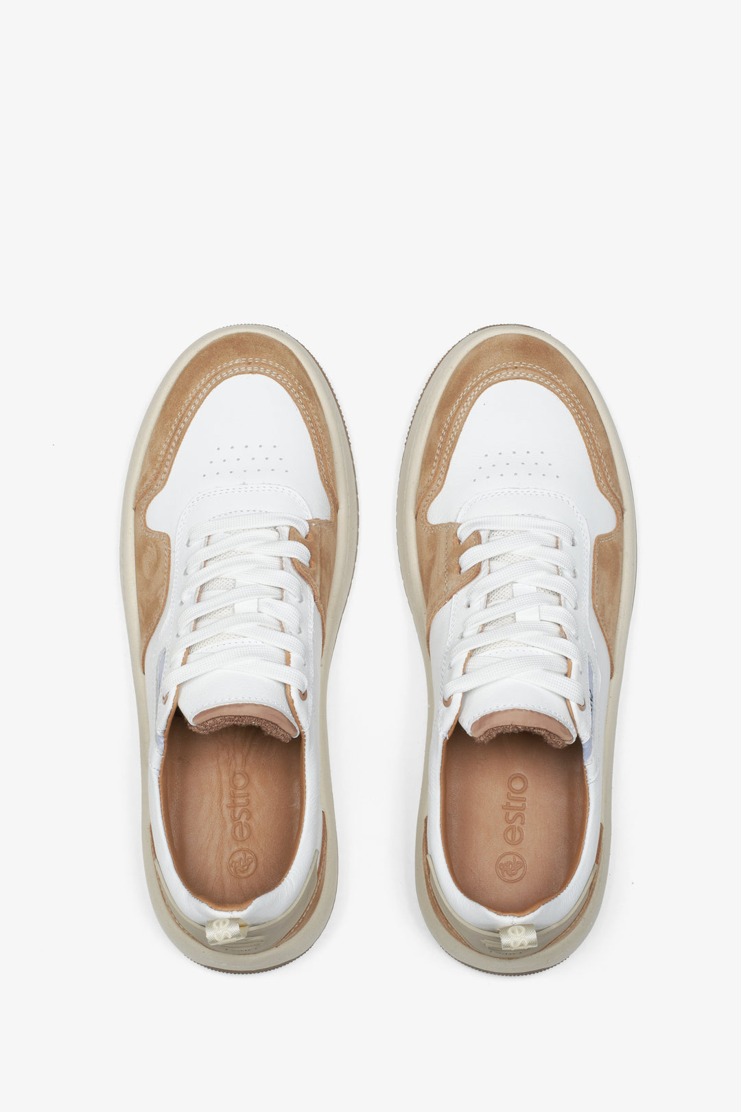Męskie biało-brązowe trampki ze skóry i weluru Estro - prezentacja modelu z góry.