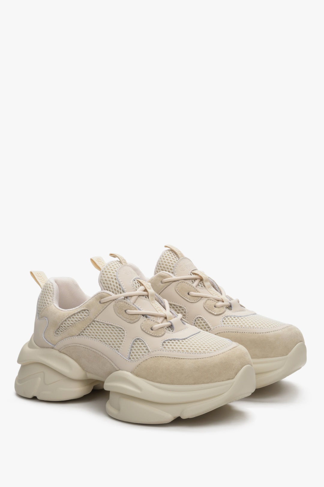 Sneakersy damskie w kolorze beżowym z weluru i siateczki na grubej podeszwie Estro.