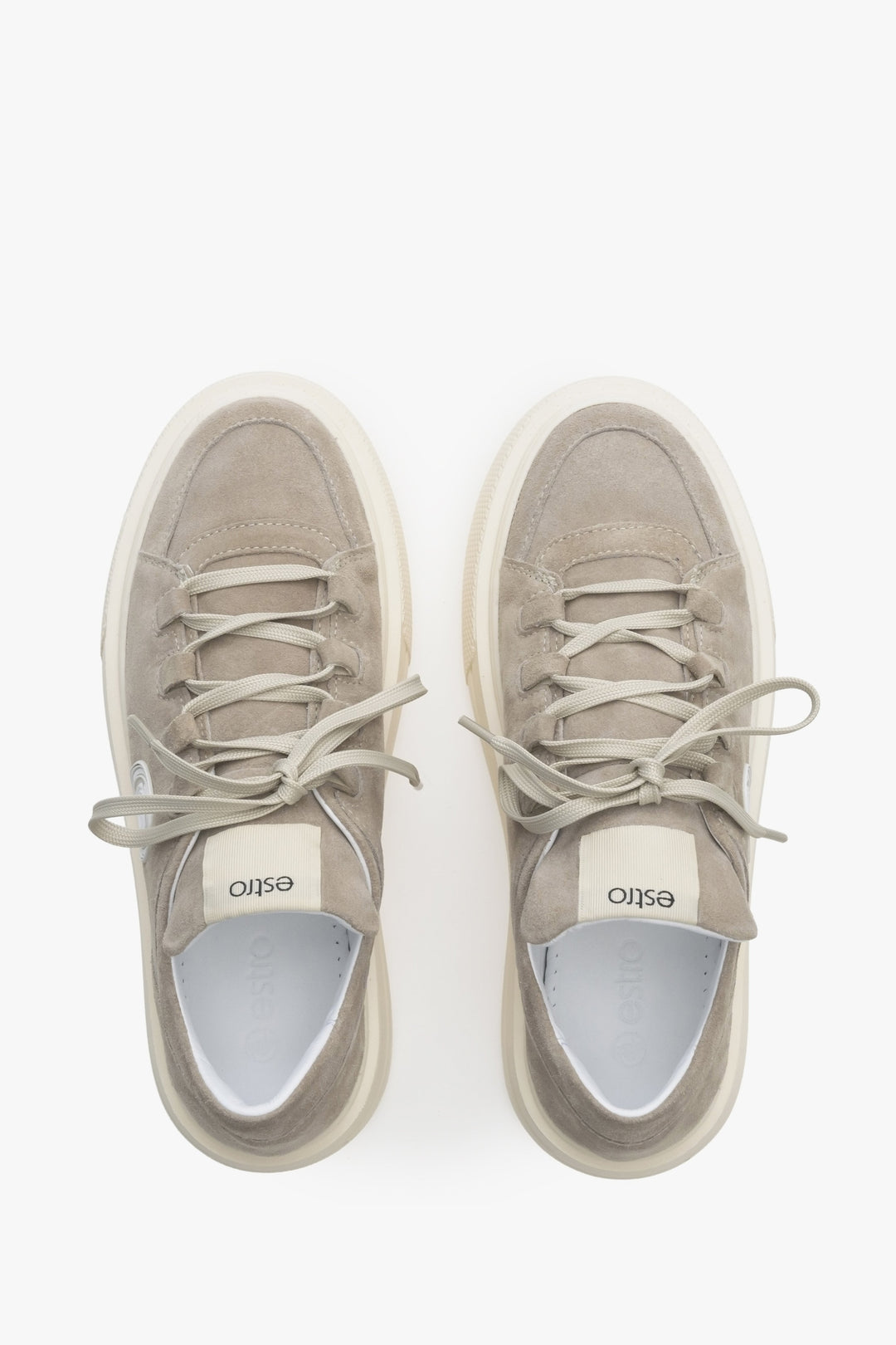 Beżowe trampki na grubej podeszwie Estro z weluru naturalnego - prezentacja modelu z góry.