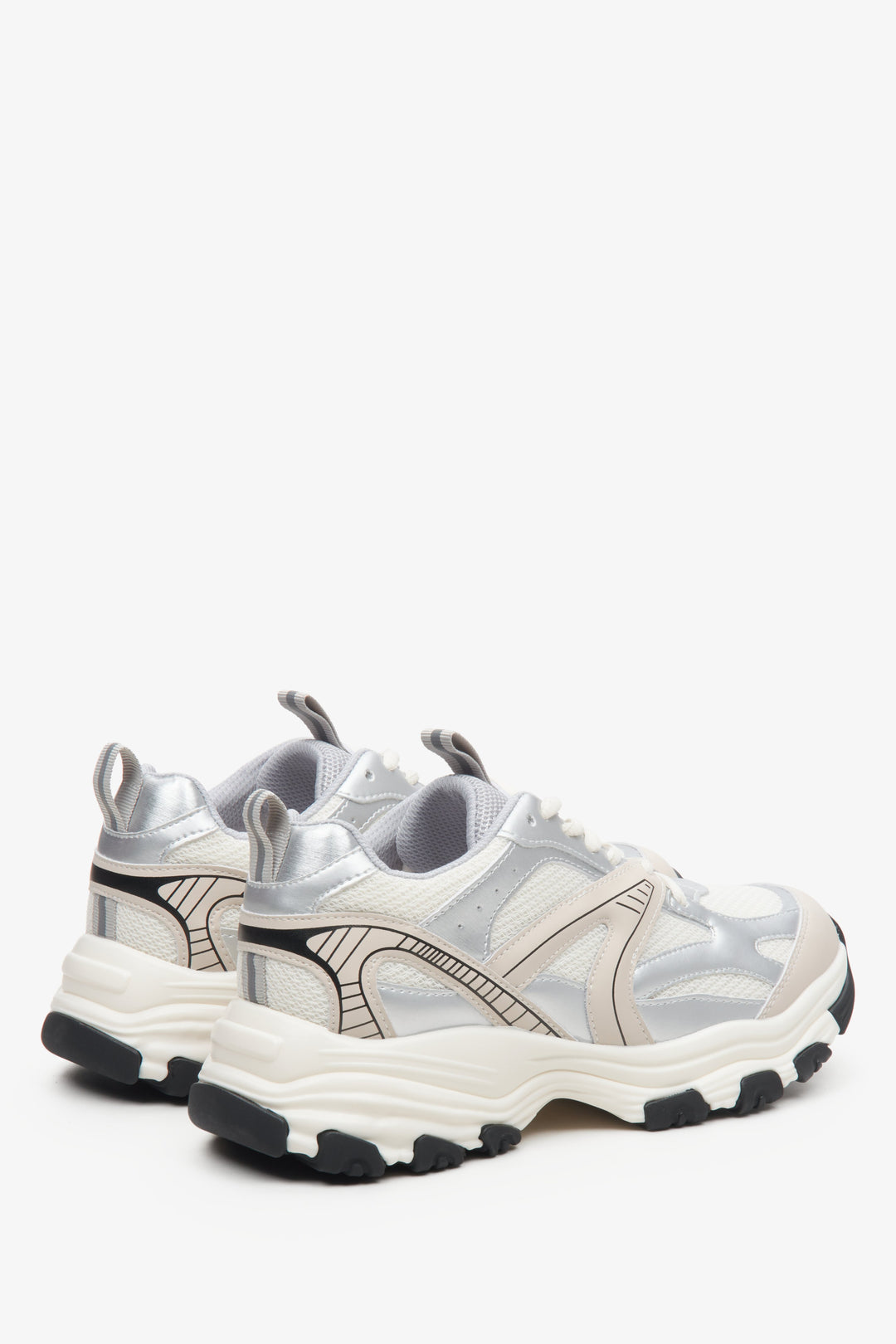 Jasnobeżowo-srebrne sneakersy damskie ES8 - zbliżenie na zapiętek i linię boczną butów.