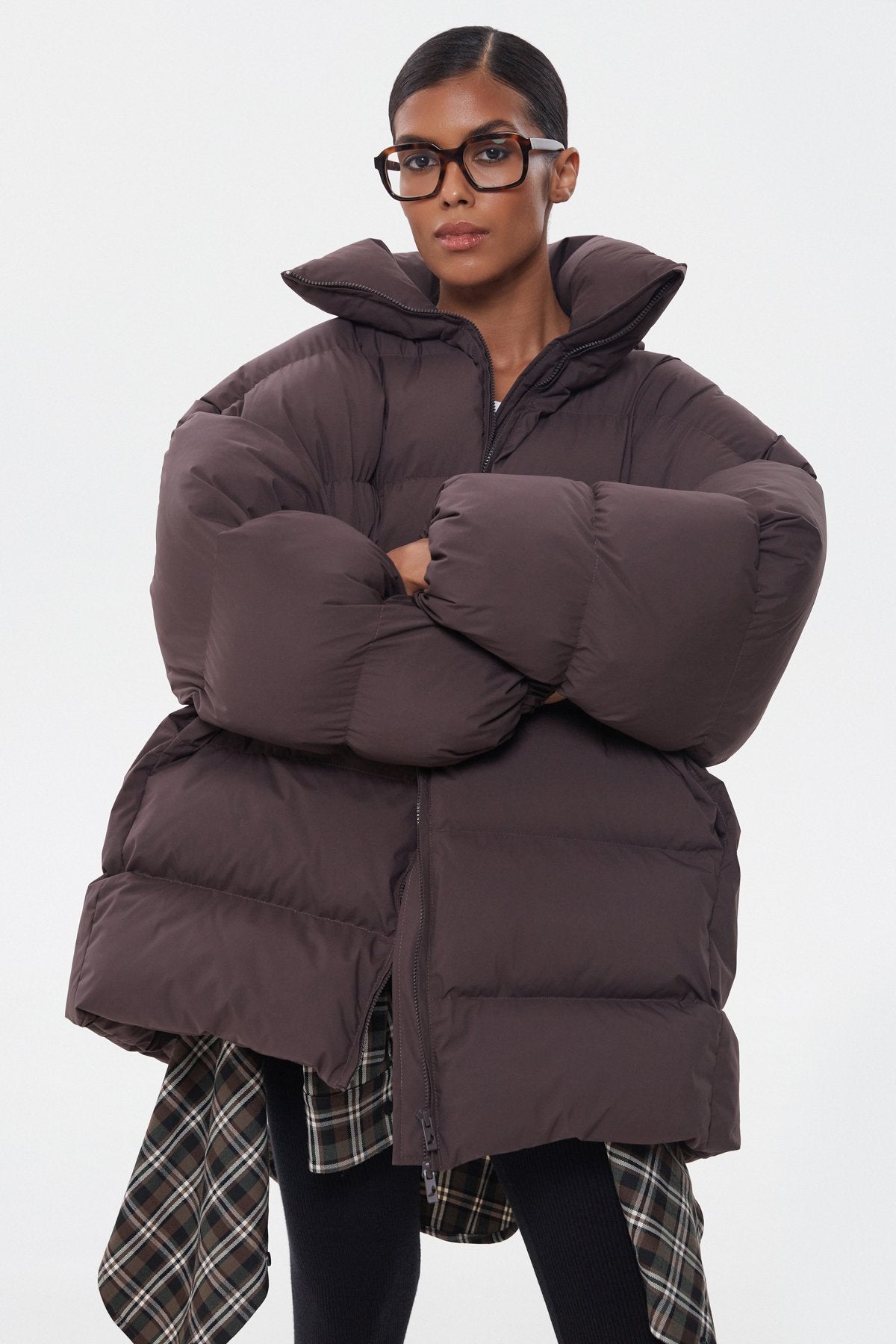 Ciemnobrązowa pikowana kurtka damska oversize typu puffer z