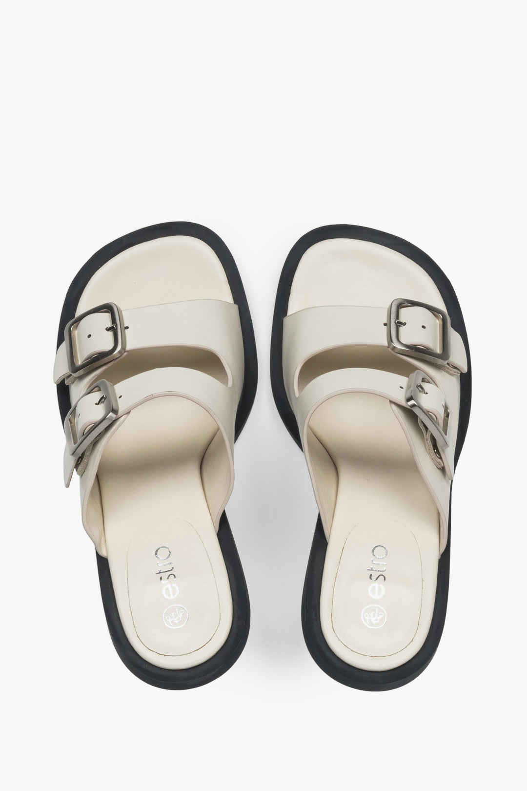 Skórzane, białe klapki damskie Estro z klamrą - prezentacja obuwia z góry.