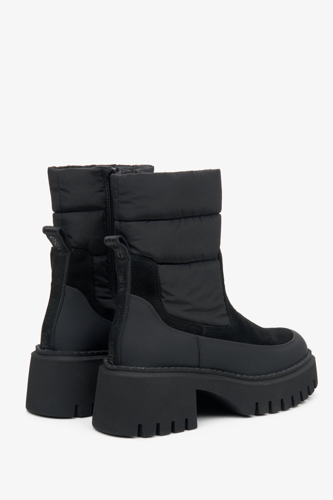 Czarne, ocieplane botki damskie na zimę marki Estro - zbliżenie na linię boczną i tył cholewy butów.