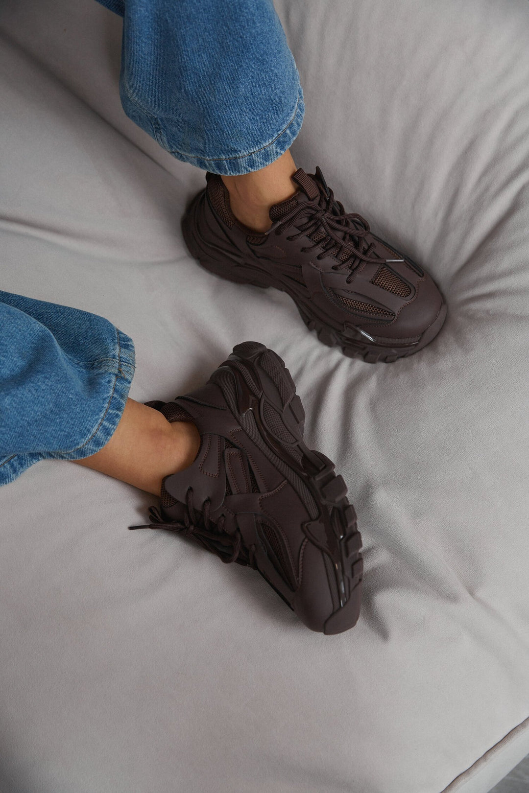 Ciemnobrązowe sneakersy damskie na grubej podeszwie ES8.