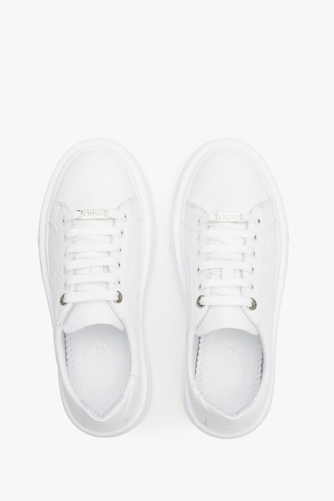 Białe trampki damskie na grubej podeszwie Estro ze skóry naturalnej - prezentacja modelu z góry.