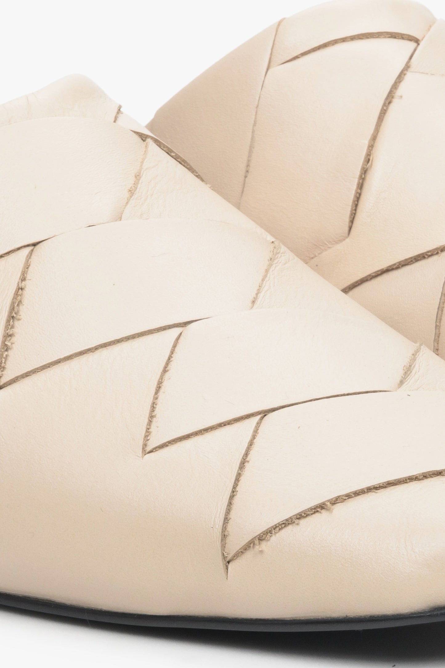 Skórzane jasnobeżowe klapki damskie z zabudowaną linią palców Estro - zbliżenie na detale.