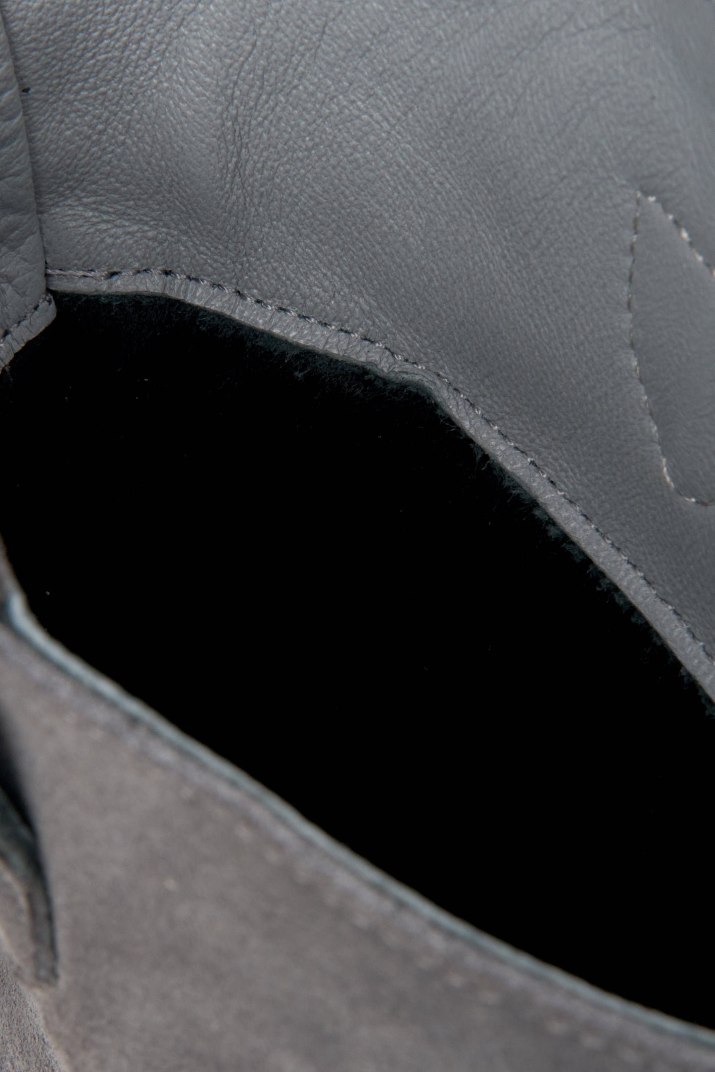 Zamszowe kowbojki damskie Estro w kolorze szarym - zbliżenie na wnętrze modelu.