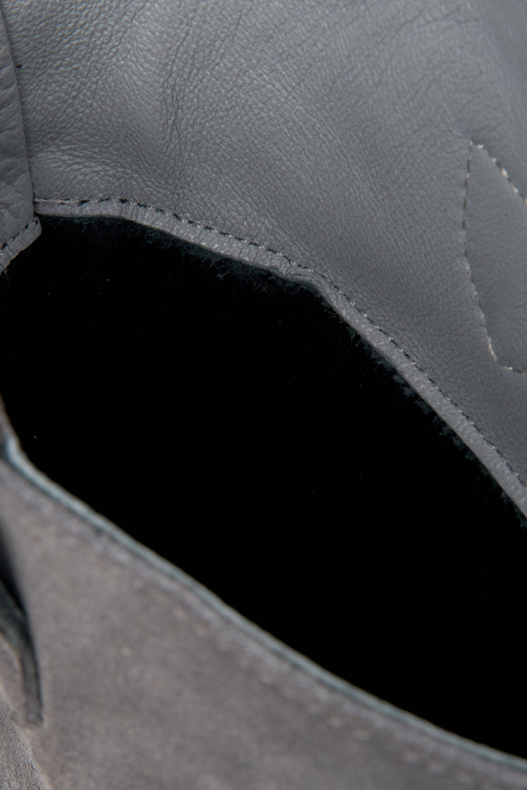 Zamszowe kowbojki damskie Estro w kolorze szarym - zbliżenie na wnętrze modelu.