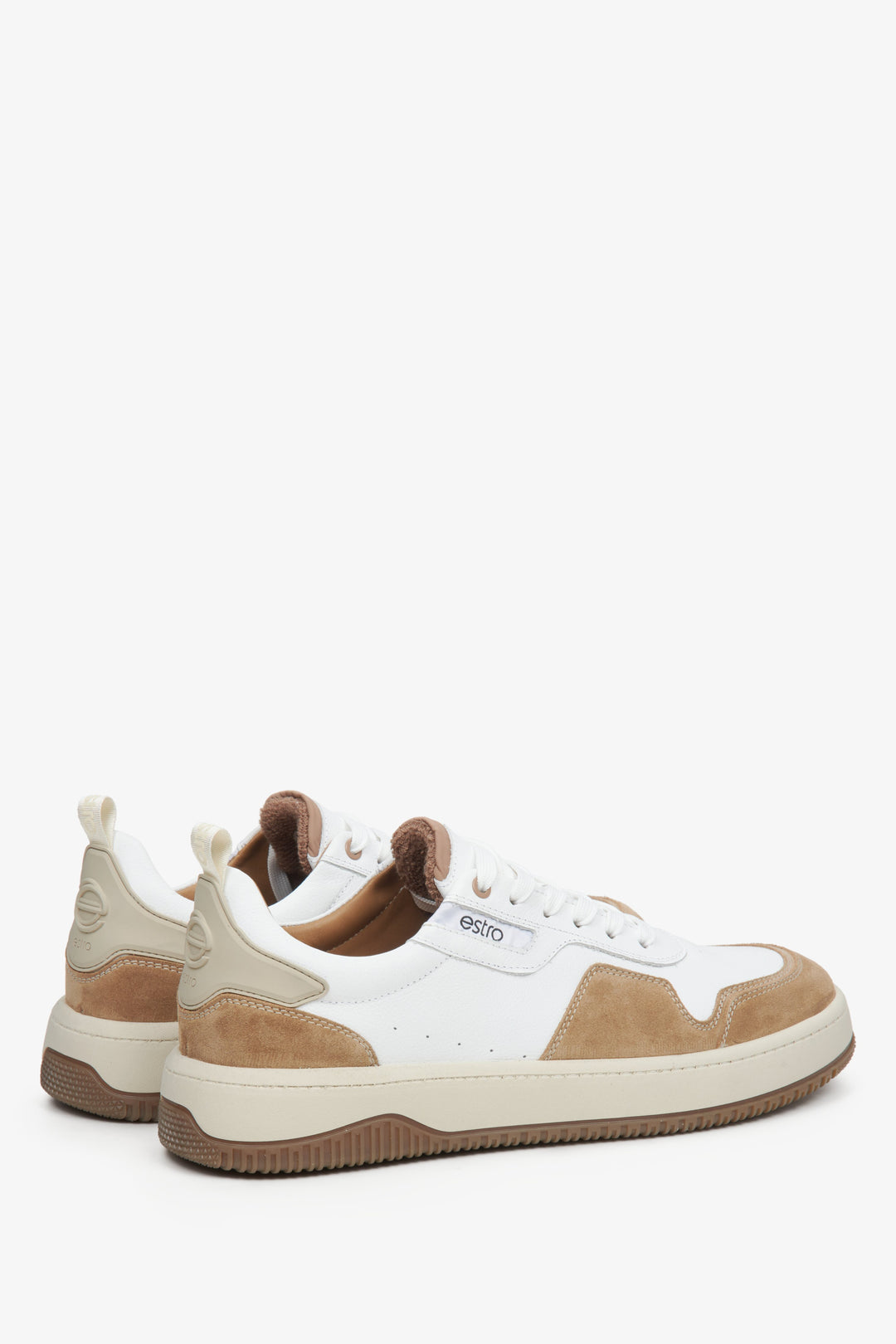 Trampki męskie z elastyczną podeszwą Estro w kolorze biało-brązowym - zbliżenie na zapiętek i linię boczną butów.