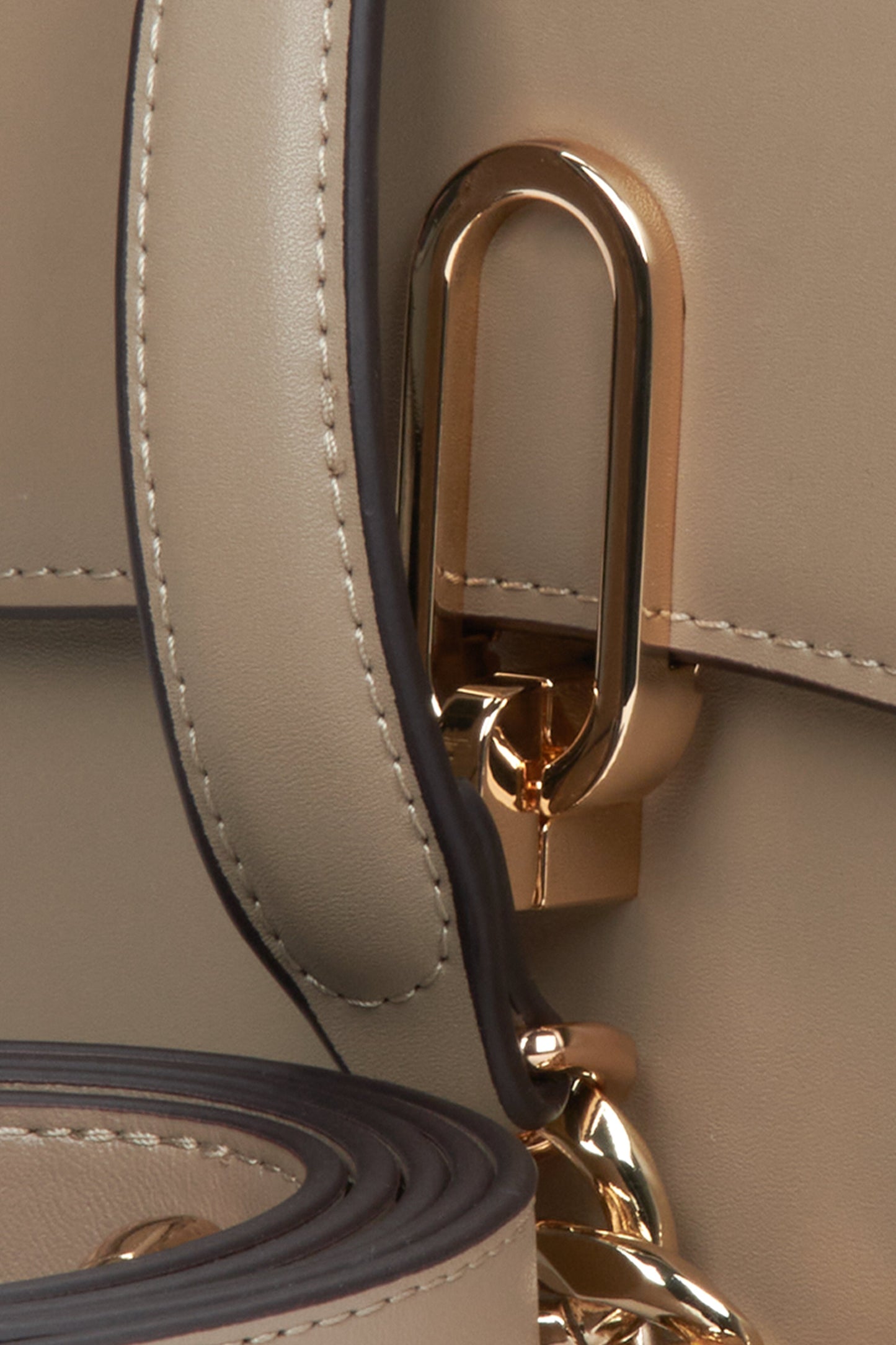 Stylowa, szarobrązowa torebka damska Estro ze skóry naturalnej - zbliżenie na detale.