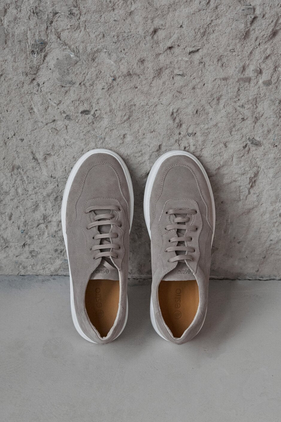 Szare trampki męskie z włoskiego weluru naturalnego Estro ER00112951