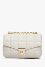 Damska, beżowa torebka Estro z pikowaniem i złotym łańcuszkiem Estro.